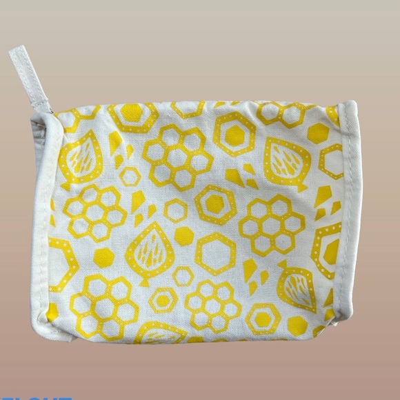 *NEW* Cosmetics Pouch - Picture 2 of 2